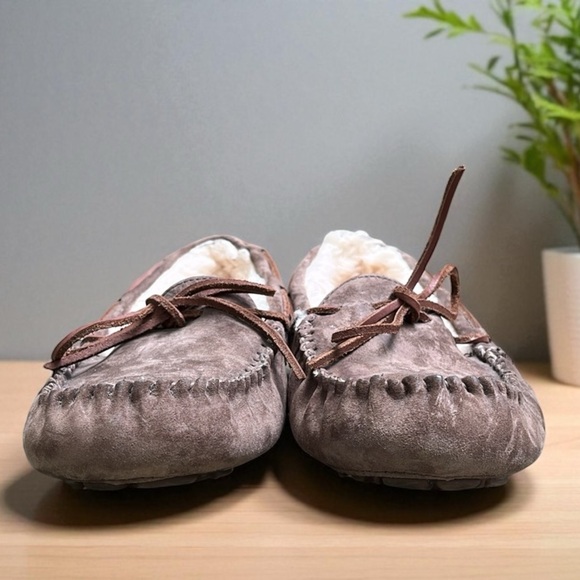 UGG Women's Dakota Moccasin in Expresso Size 8 - Picture 6 of 15